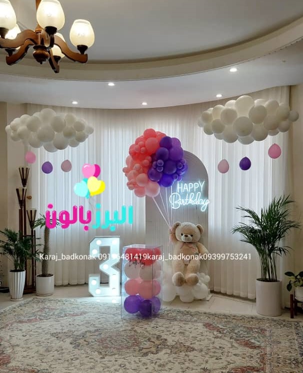 بادکنک آرایی ساده روی سقف 4 بادکنک آرایی بالون تدی